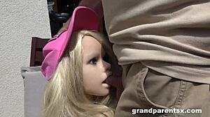 Ηλικιωμένος άντρας εκσπερματώνει μέσα στον τεχνητό κόλπο μιας σεξουαλικής κούκλας σε εξωτερικούς χώρους