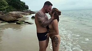 Bir koca ve kızıl saçlı sevgilileri sıcak bir plaj deneyimi yaşıyorlar