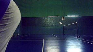 Amateurfrauen entblößen ihre Vorzüge beim Badmintonspiel in einem Gemeindezentrum
