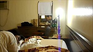 Brunetka nastolatka Turkusy w pokoju hotelowym doświadczają intensywnego spotkania