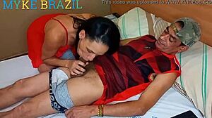 Agatha Kent menemui Myke Brazil di sebuah motel sambil menonton filem dewasa dan memberikan pengalaman seksual yang tak terlupakan yang melibatkan seks oral, anal, dan vaginal. Tonton video lengkap di X-video dalam kategori merah