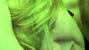 Amatoarea britanică Alison se bucură de sex cu un penis mare într-un videoclip fierbinte