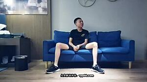 Bay Huangs, Çin'den fetiş kıyafeti giymiş dolgun göğüslü bir gençle sıcak kamera şovu yapıyor