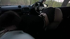 Mladá dívka dává kouření v autě v lese