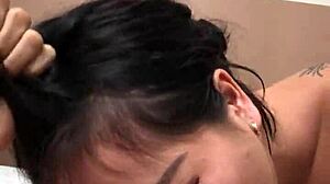 Ázijská kráska dáva krémový orál v tomto retro videu