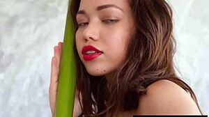 Kit Rysha, kecantikan Filipina mungil, memamerkan asetnya yang tidak berbulu sambil berpose dengan daun besar