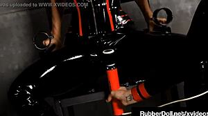 Rubberdoll og Shae Fatal bruker en Hitachi-vibrator for å nå ekstase i denne BDSM-videoen