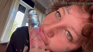 Inked babe geeft zich over aan intense orale seks tot ze huilt met een dildo