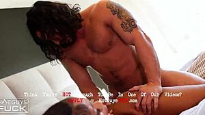 رجل لاتيني عضلي يمارس الجنس مع نساء أمريكيات سوداويات من أصل أفريقي
