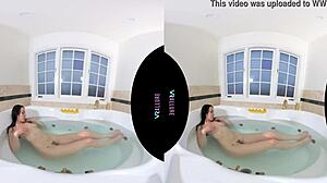 Jade Baker njuter av solo-njutning i ett avkopplande bad
