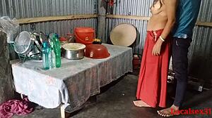 印度阿姨穿着红色纱丽,参与热辣的性爱行为
