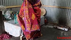 Tía india en sari rojo se involucra en un acto sexual caliente