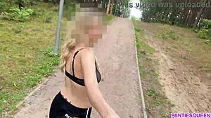 Mulher loira se exercita ao ar livre no parque, expondo seu corpo nu e seios saltitantes