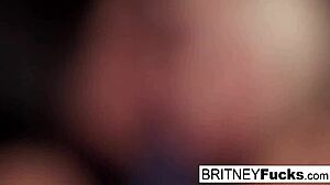 La participation avide de Capris allume l'humeur joueuse de Britney