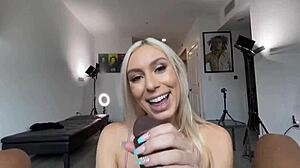 Uma beleza caucasiana experimenta seu encontro inicial com um grande pau preto em um vídeo caseiro