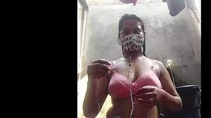 فتاة بنغلاديشية تتعامل مع قضيب كبير في فيديو متشدد.
