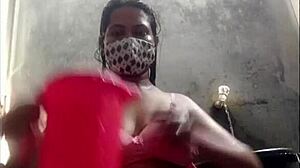Бангладешская красотка берет на себя большой член в жестком видео