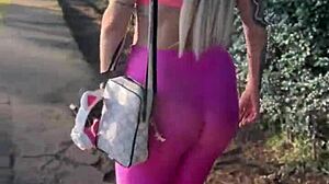 Seks publik dengan pakaian transparan dalam perjalanan ke gym