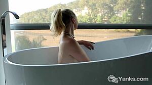 Ким, очаровательная влогерша, наслаждается горячей сольной сессией перед расслабляющей ванной