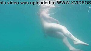 Ada Bojanas înoată în aer liber fără costum de baie