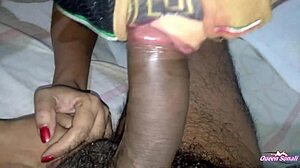 Заобљена беба ради руком и прима сперму на ноге