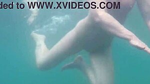 एडा बोजानस बिना स्विमवियर के आउटडोर तैरती हुई।