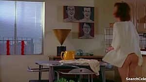 أداء جوليان مورز المغرٍ في فيلم عام 1993.